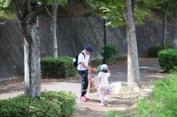 260822 mushitori ami wo motteiru oyako s-IMG_5142.jpg